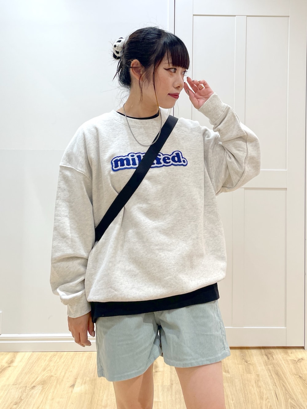 ブルー系のその他パンツ、ブラック系のTシャツ/カットソー、ベージュ系のスウェットを着用したレディースの秋コーディネートの4枚目の写真