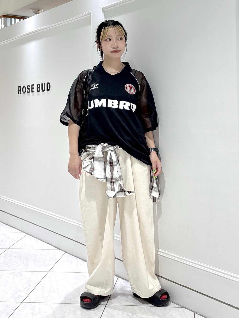 ホワイト系のシャツ/ブラウス、ブラック系のサンダル、ブラック系のTシャツ/カットソーを着用したレディースの夏コーディネートの2枚目の写真