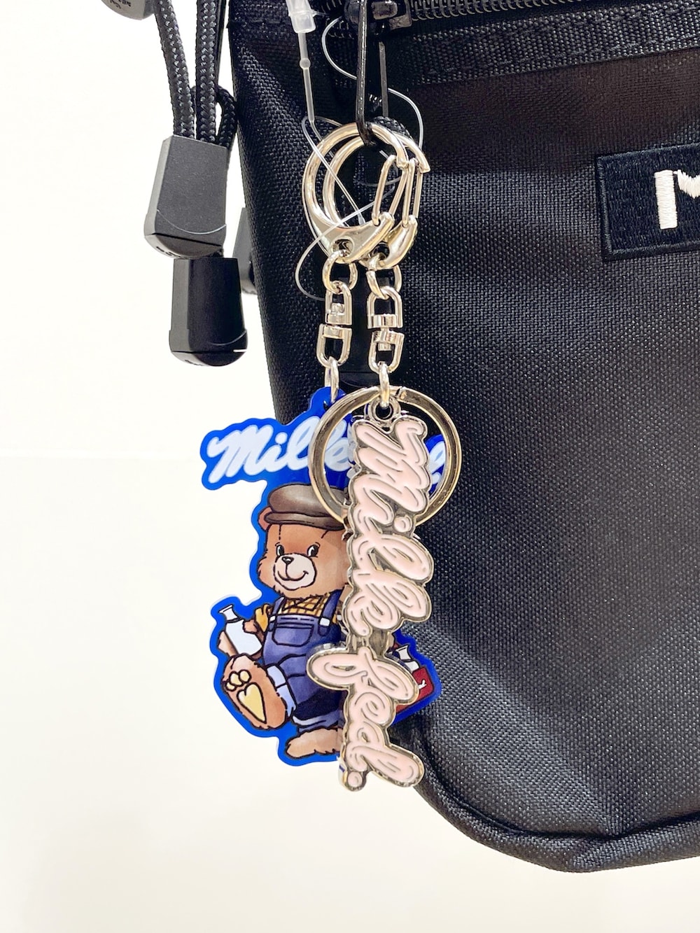 ブラック系のブーツ、ブルー系のスカート、グレー系のTシャツ/カットソーを着用したレディースの夏コーディネートの5枚目の写真