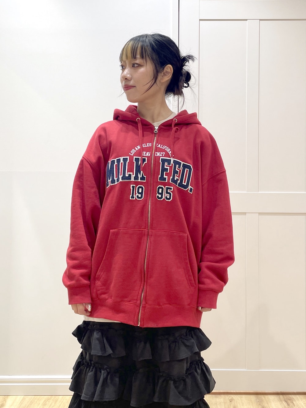 ブラック系のブーツ、ブラック系のショルダーバッグ、ブラック系のスカートを着用したレディースの冬コーディネートの7枚目の写真