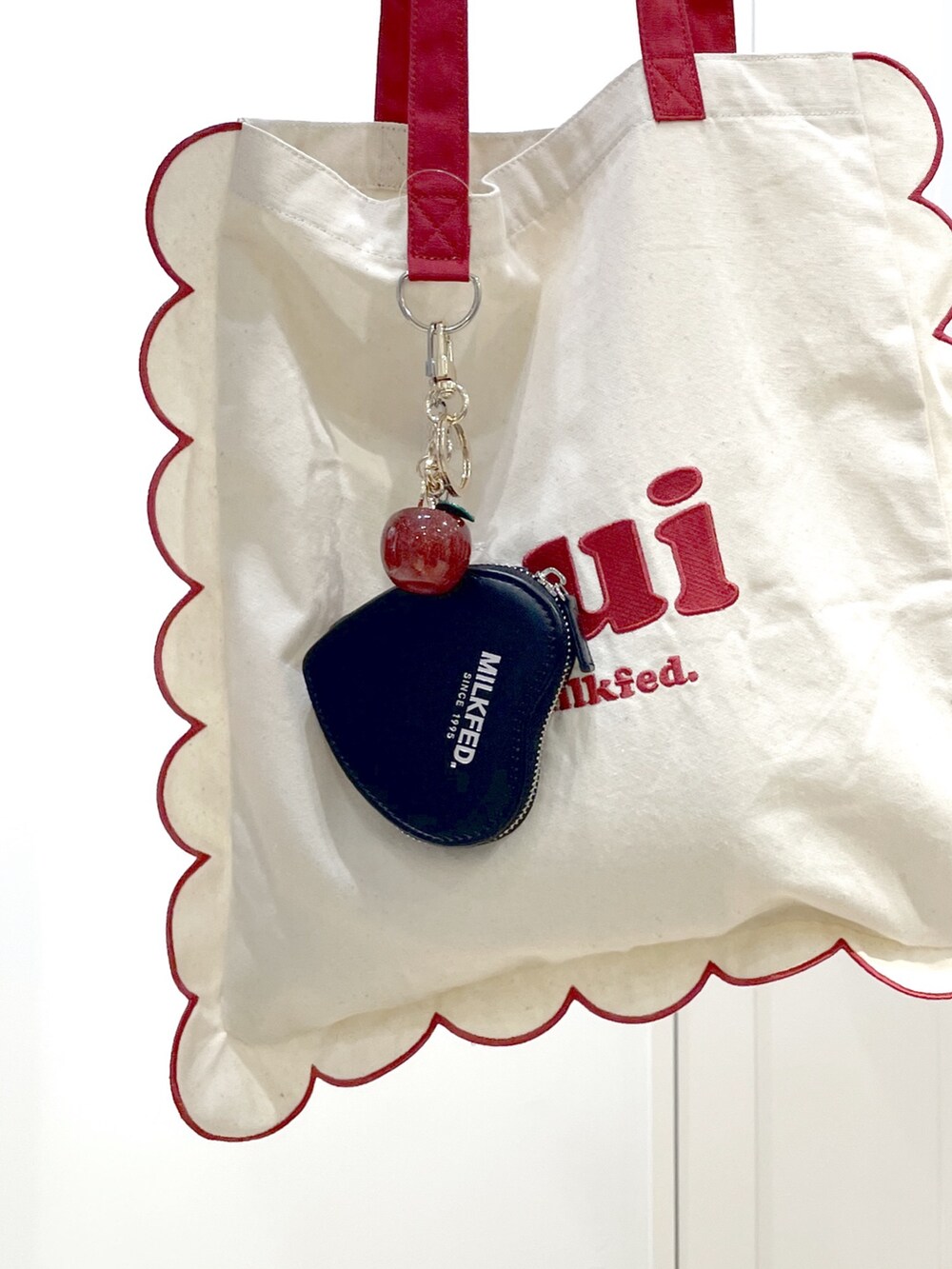 ホワイト系のトートバッグ、ブルー系のスウェット、ホワイト系のTシャツ/カットソーを着用したレディースの秋コーディネートの8枚目の写真