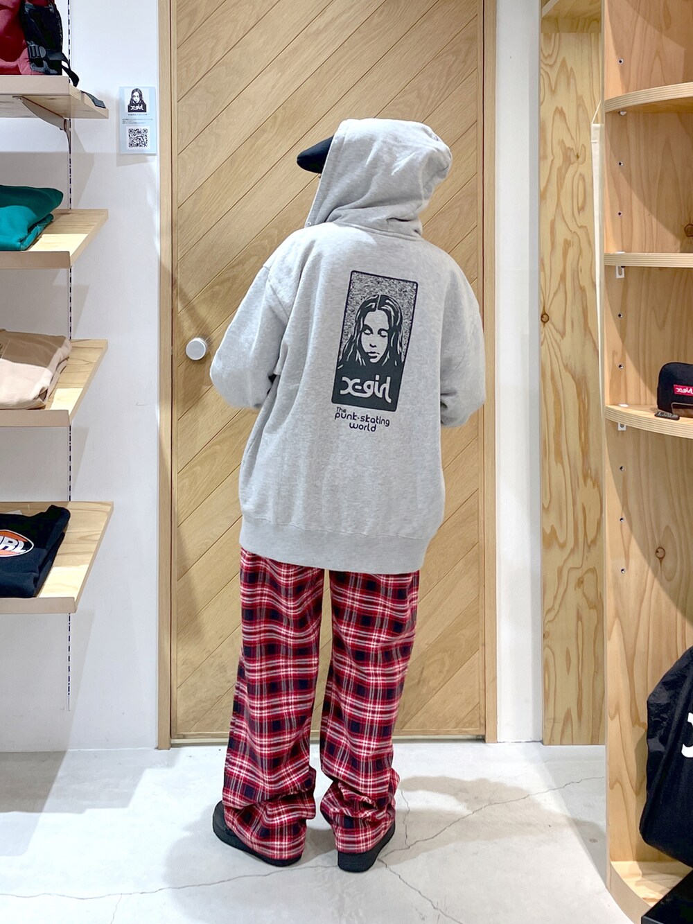 ブラック系のスニーカー、レッド系のその他パンツ、ブラック系のTシャツ/カットソーを着用したレディースの秋コーディネートの2枚目の写真