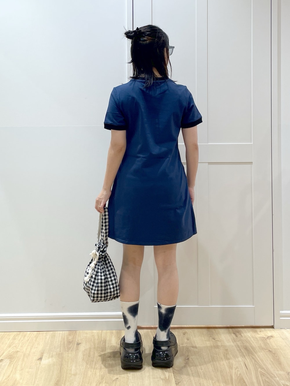 ブラック系のサンダル、ブラック系のデニムパンツ、ブルー系のワンピースを着用したレディースの夏コーディネートの3枚目の写真