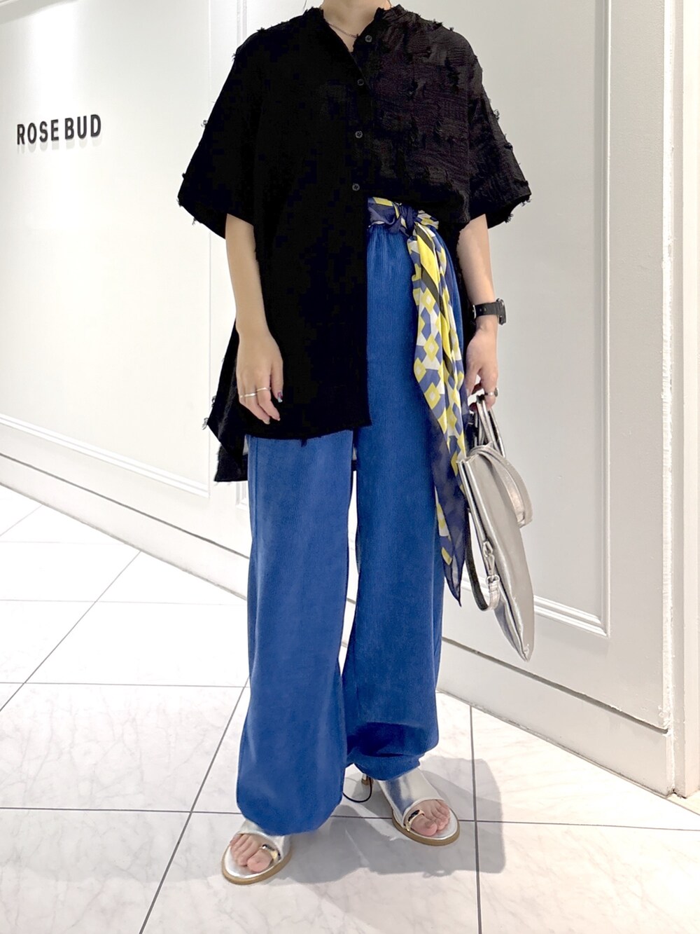 ブラック系のシャツ/ブラウス、ブルー系のその他パンツ、シルバー系のサンダルを着用したレディースの夏コーディネートの5枚目の写真