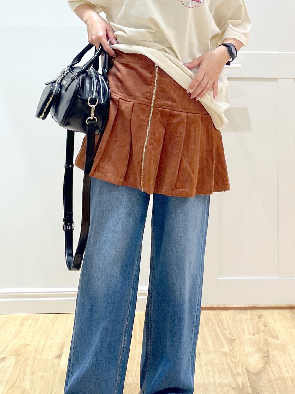 ブルー系のデニムパンツ、ブラウン系のその他パンツ、ホワイト系のTシャツ/カットソーを着用したレディースの夏コーディネートの4枚目の写真