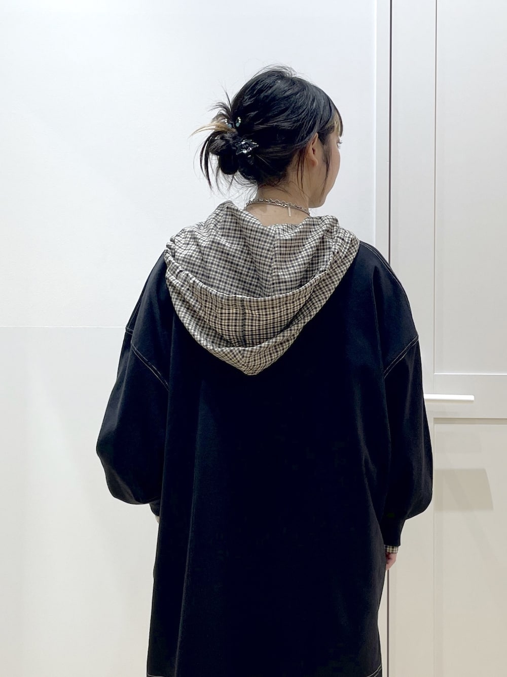 ブラック系のTシャツ/カットソー、ベージュ系のシャツ/ブラウス、シルバー系のショルダーバッグを着用したレディースの冬コーディネートの4枚目の写真