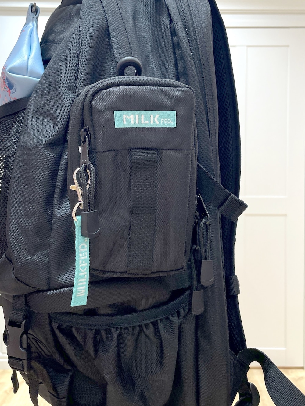 ピンク系のTシャツ/カットソー、ブラック系のブーツ、レッド系のバックパック/リュックを着用したレディースの夏コーディネートの7枚目の写真