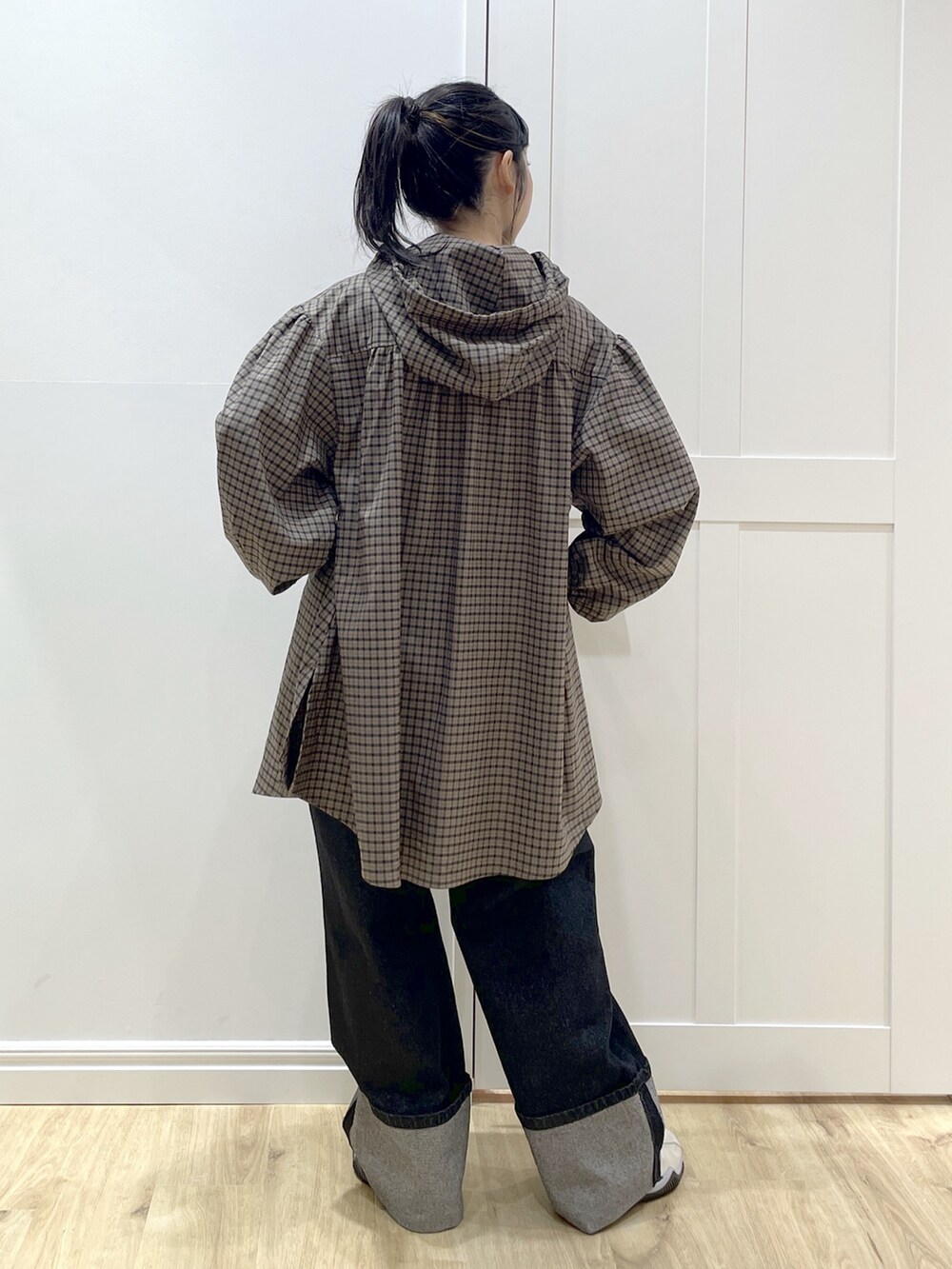 ブラック系のベスト、ブラウン系のシャツ/ブラウス、ブラック系のデニムパンツを着用したレディースの秋コーディネートの6枚目の写真