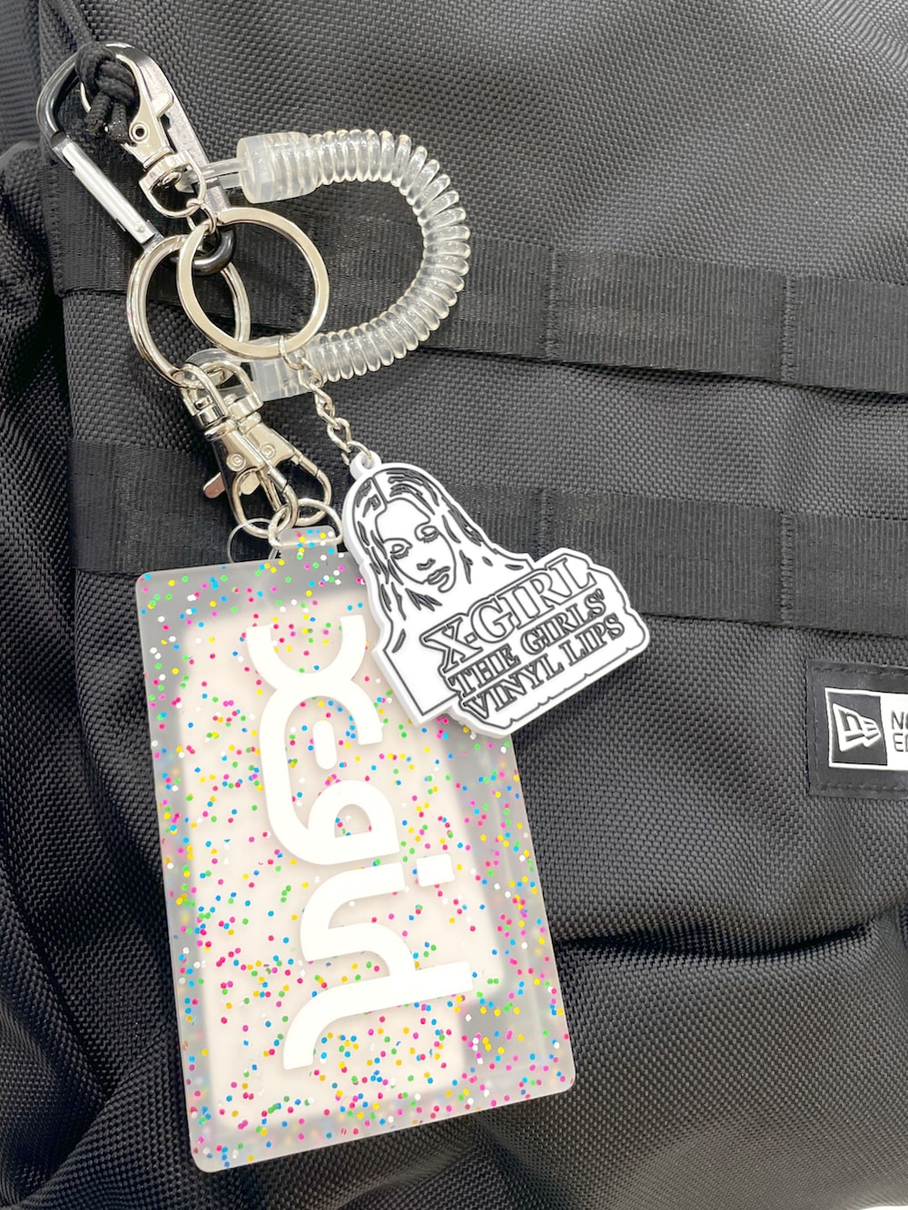 ブラック系のスウェットパンツ、ホワイト系のスニーカー、ブラック系のパーカーを着用したレディースの春コーディネートの4枚目の写真