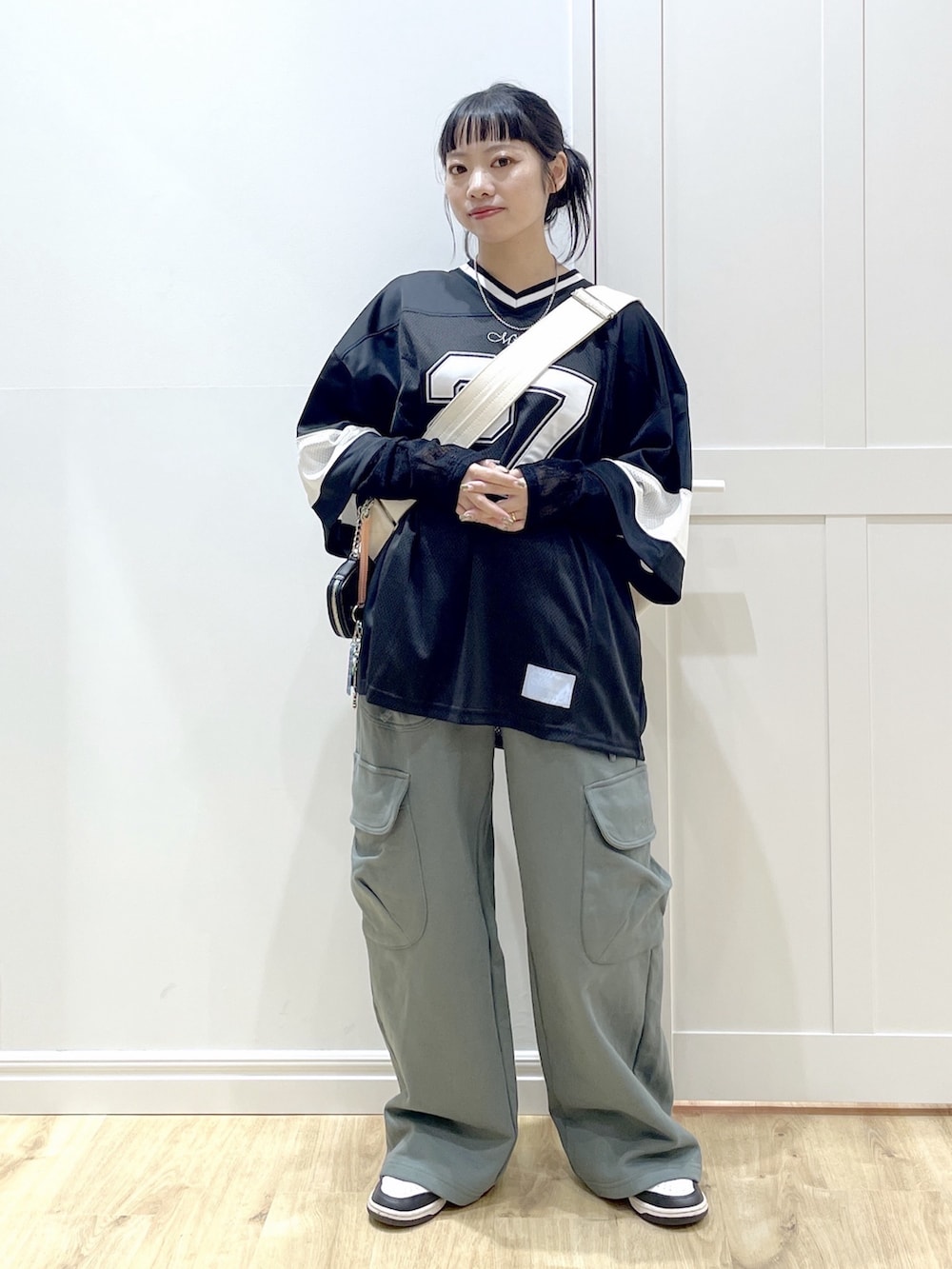 ブラック系のTシャツ/カットソー、グリーン系のスウェットパンツ、ホワイト系のスニーカーを着用したレディースの秋コーディネートの2枚目の写真