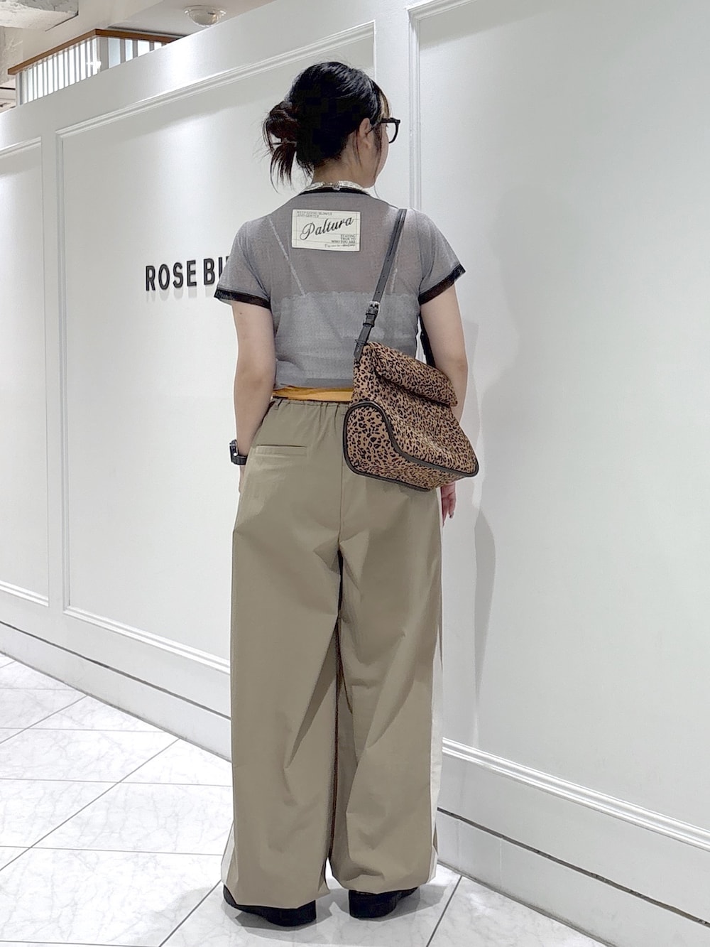 ブラック系のブーツ、ベージュ系のその他パンツ、グレー系のシャツ/ブラウスを着用したレディースの夏コーディネートの2枚目の写真