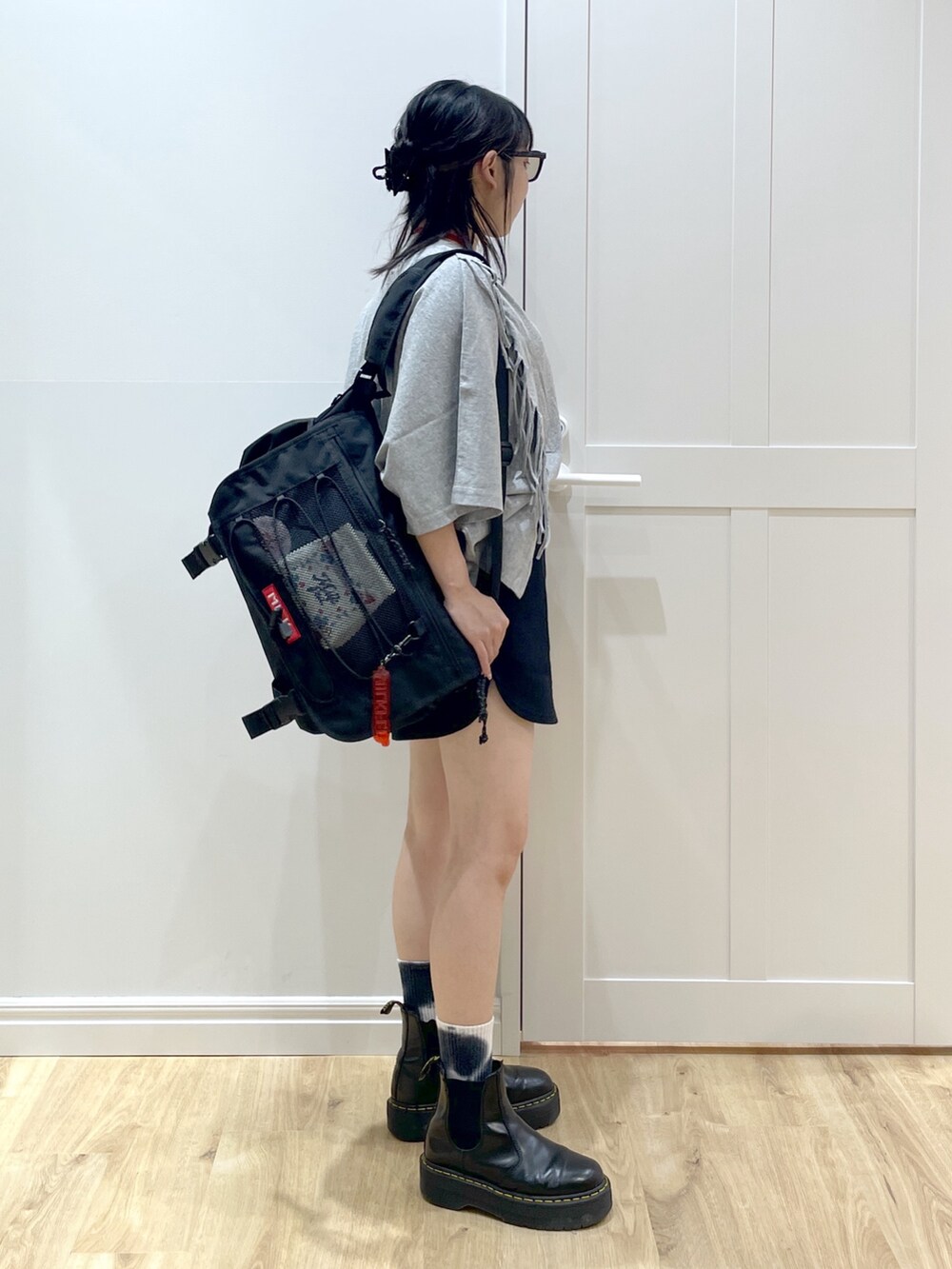 ブラック系のブーツ、ブラック系のスウェットパンツ、グレー系のTシャツ/カットソーを着用したレディースの夏コーディネートの3枚目の写真