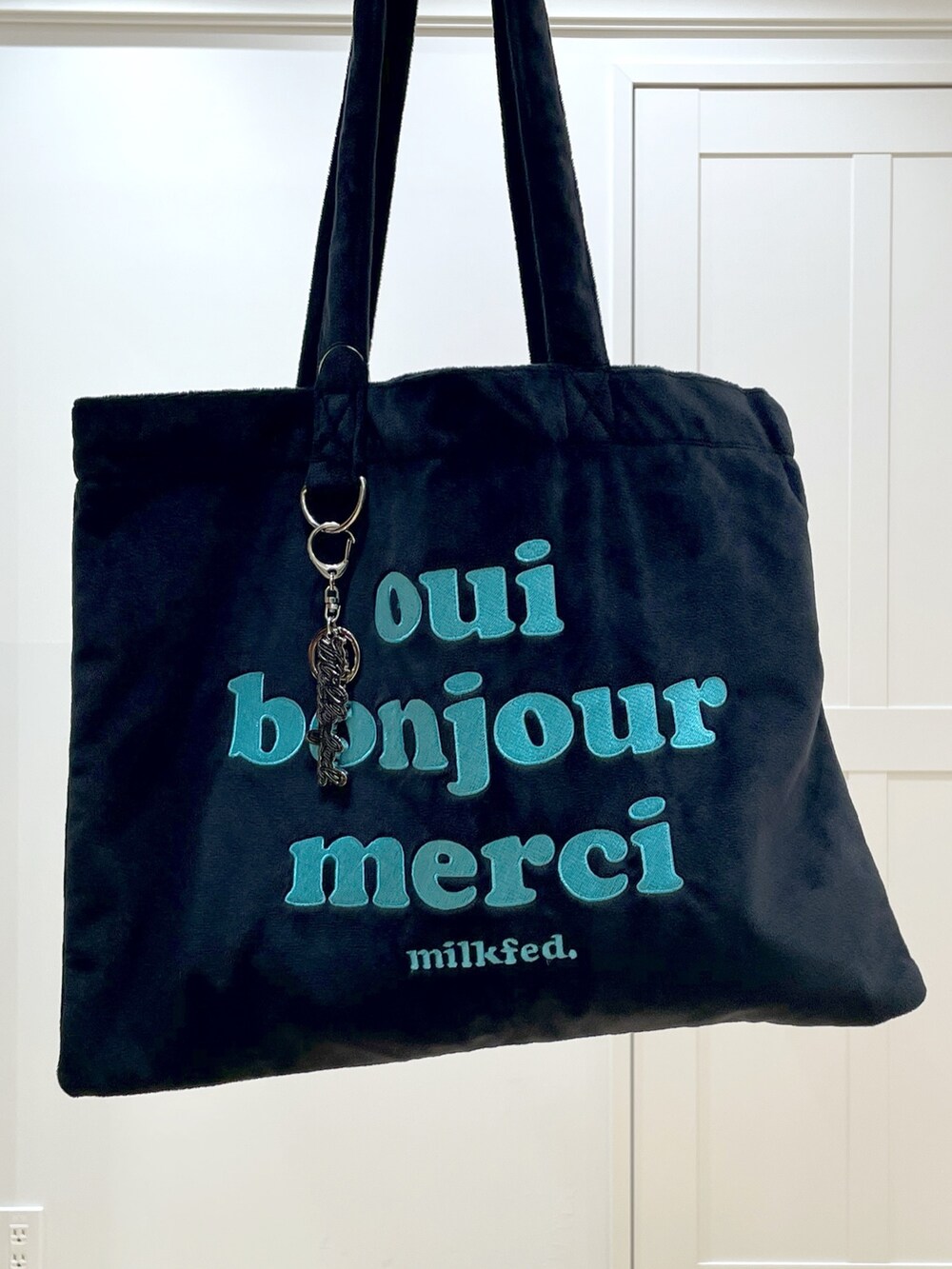 ブラウン系のTシャツ/カットソー、ブラック系のトートバッグ、ブラック系のブーツを着用したレディースの夏コーディネートの6枚目の写真