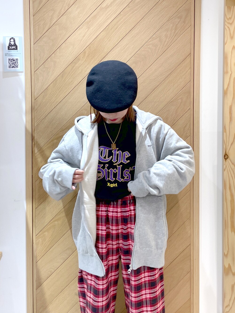 ブラック系のスニーカー、レッド系のその他パンツ、ブラック系のTシャツ/カットソーを着用したレディースの秋コーディネートの3枚目の写真