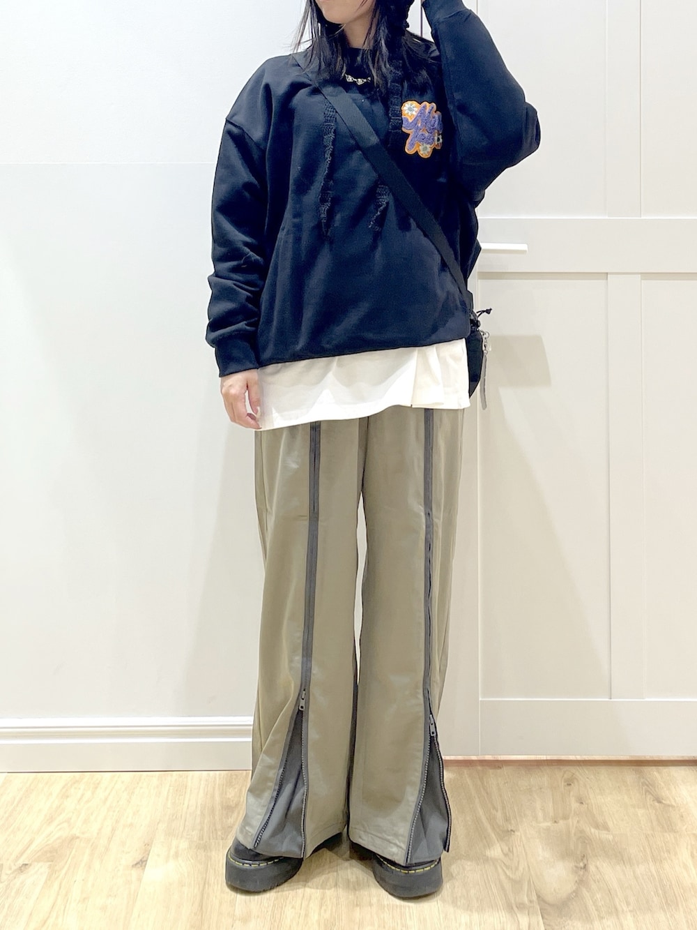 ブラック系のブーツ、ブラック系のスウェット、グリーン系のその他パンツを着用したレディースの冬コーディネートの6枚目の写真