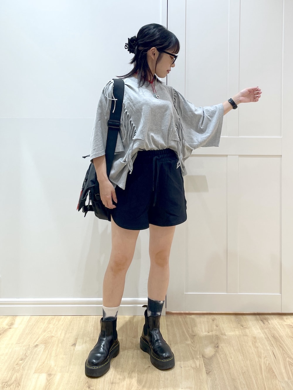 ブラック系のブーツ、ブラック系のスウェットパンツ、グレー系のTシャツ/カットソーを着用したレディースの夏コーディネートの2枚目の写真