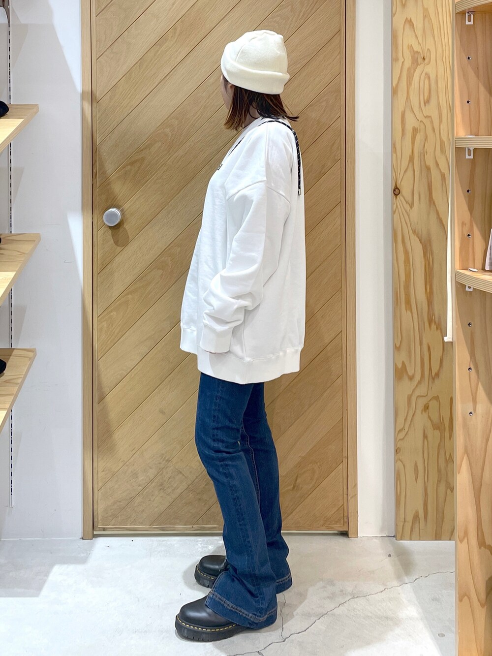 ホワイト系のスウェット、ブルー系のその他パンツ、その他のシューズを着用したレディースの冬コーディネートの2枚目の写真