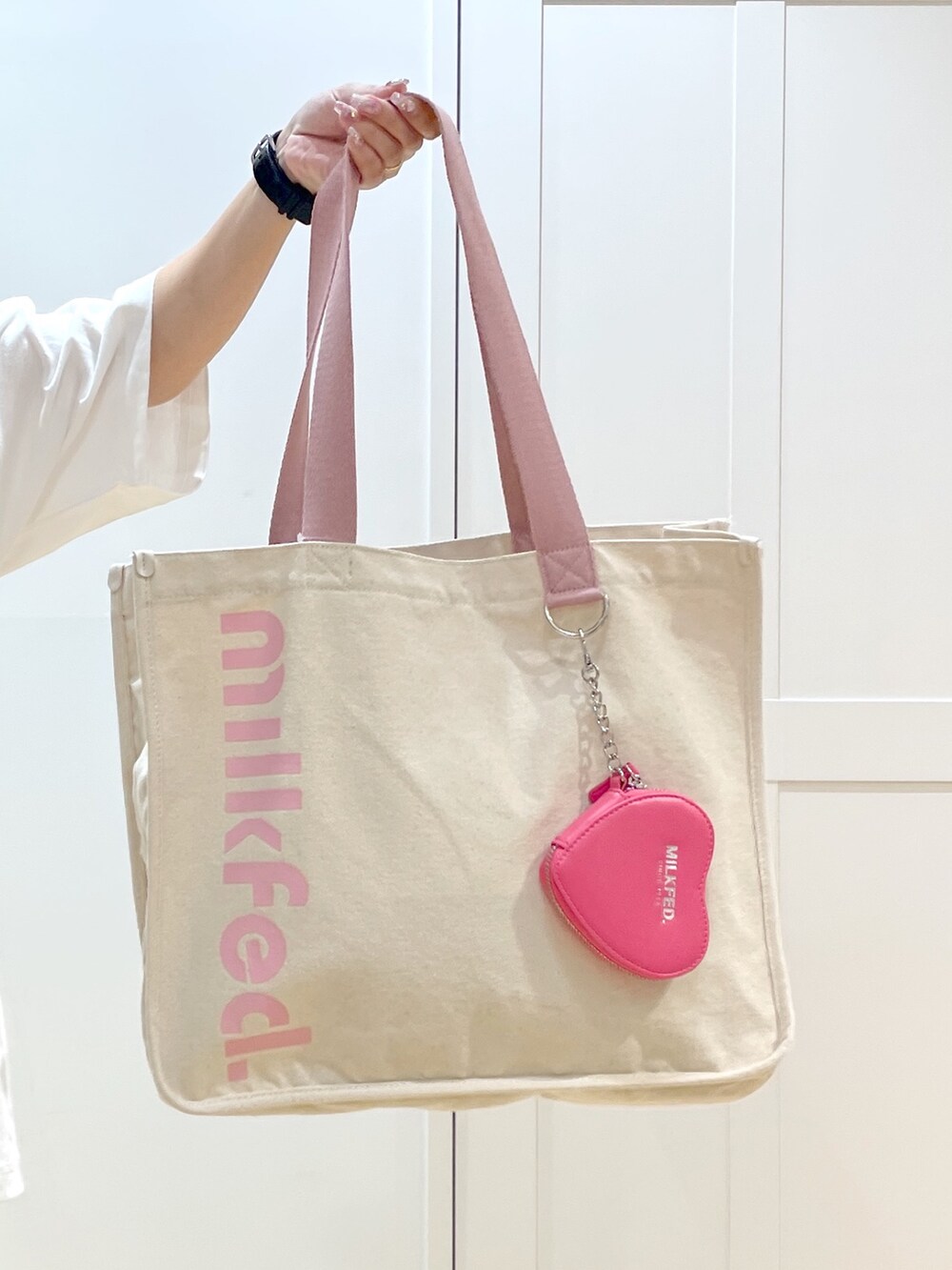 ホワイト系のTシャツ/カットソー、ブラック系のサンダル、ホワイト系のトートバッグを着用したレディースの夏コーディネートの4枚目の写真