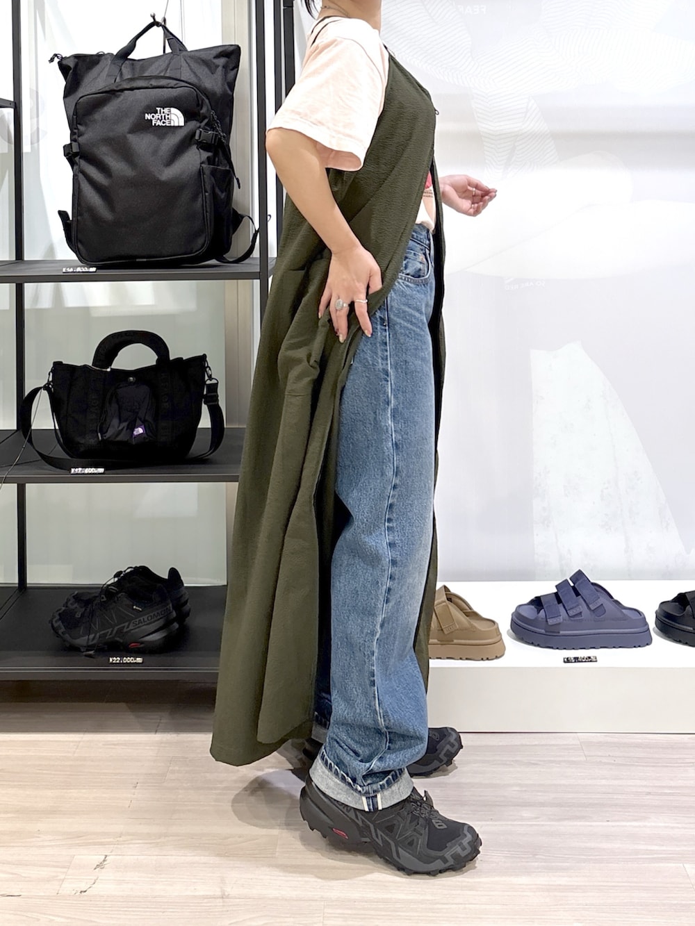 ブラック系のスニーカー、ピンク系のTシャツ/カットソー、ブラウン系のトートバッグを着用したレディースの春コーディネートの5枚目の写真