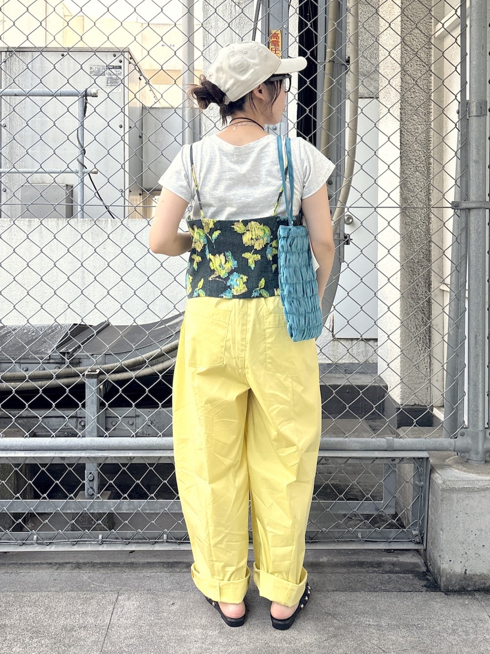 イエロー系のその他パンツ、グリーン系のベスト、グレー系のTシャツ/カットソーを着用したレディースの春コーディネートの3枚目の写真