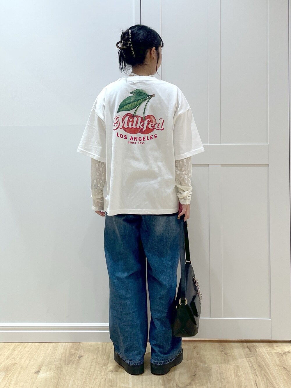 ブラック系のショルダーバッグ、ホワイト系のTシャツ/カットソー、ホワイト系のTシャツ/カットソーを着用したレディースの夏コーディネートの4枚目の写真