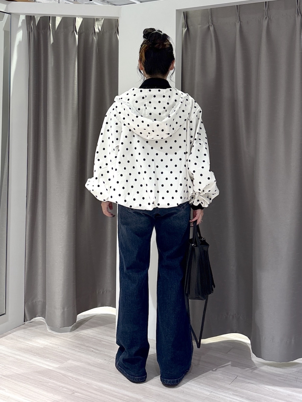 ブラック系のシャツ/ブラウス、ブルー系のデニムパンツ、ブラック系のブーツを着用したレディースの秋コーディネートの3枚目の写真