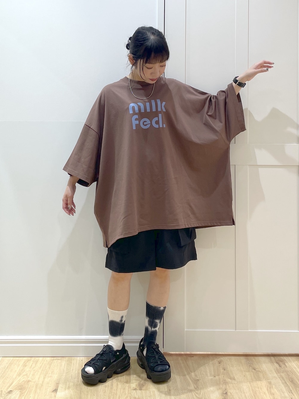 ブラック系のバックパック/リュック、ブラウン系のTシャツ/カットソー、ブラック系のサンダルを着用したレディースの春コーディネートの3枚目の写真