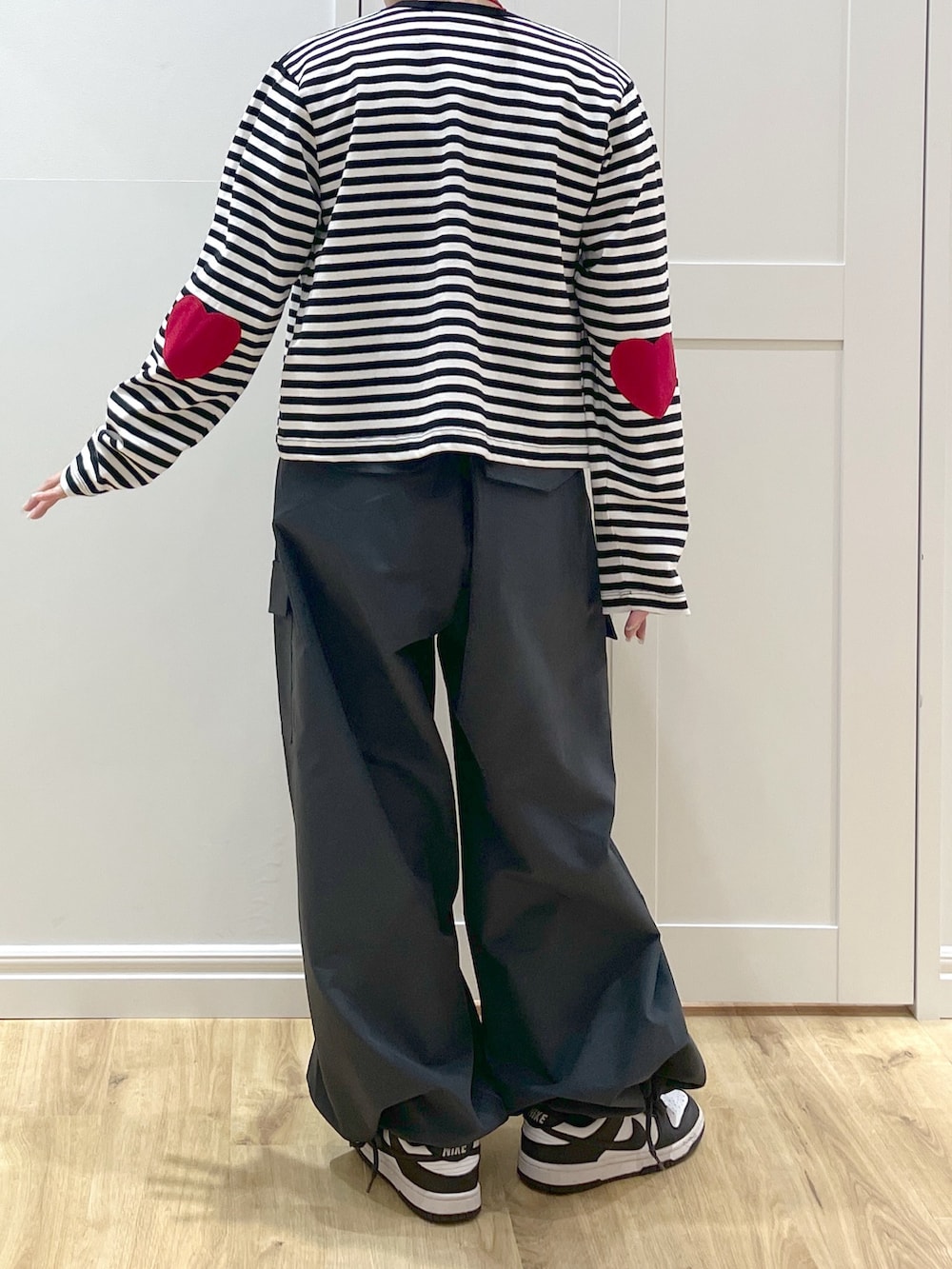 ブラック系のカーディガン/ボレロ、グレー系のその他パンツ、グレー系のTシャツ/カットソーを着用したレディースの春コーディネートの5枚目の写真