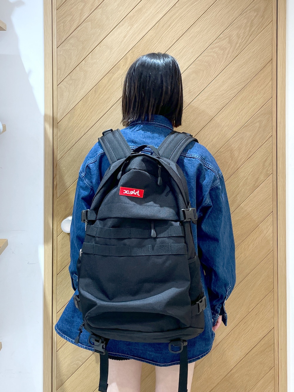 ブラック系のブーツ、ブルー系のシャツ/ブラウス、ブラック系のその他パンツを着用したレディースの春コーディネートの3枚目の写真