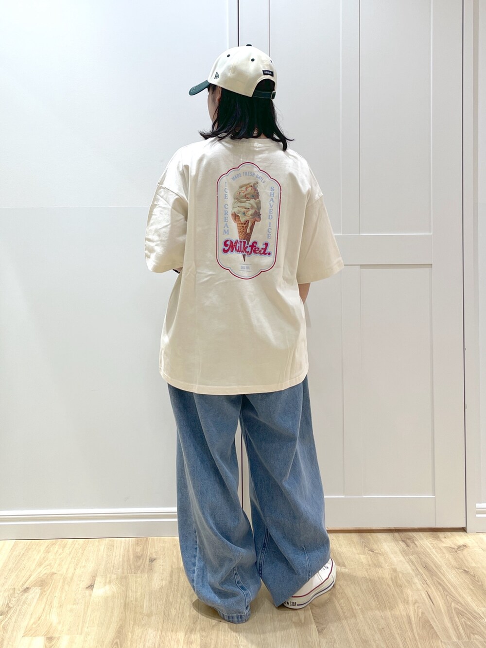 「アメカジ、白シャツ、ワイドパンツ、白Tシャツ、やっぱり帽子が好き、スニーカー、デニム、骨格ストレート、低身長コーデ、お出かけコーデ、スポーツミックス、ストリートコーデ、ストリート、バックパック、リュック」｜「MILKFED.のICE CREAM WIDE S/S TEE（Tシャツ/カットソー、ホワイト系）」を使った、SAKI 🍣さん（骨格ストレート・レディース・151cm）の春コーディネートの2枚目の写真