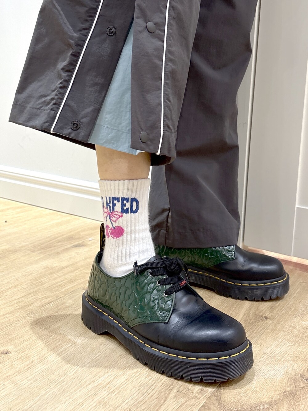 グレー系のその他パンツ、グレー系のパーカー、ホワイト系のTシャツ/カットソーを着用したレディースの冬コーディネートの10枚目の写真