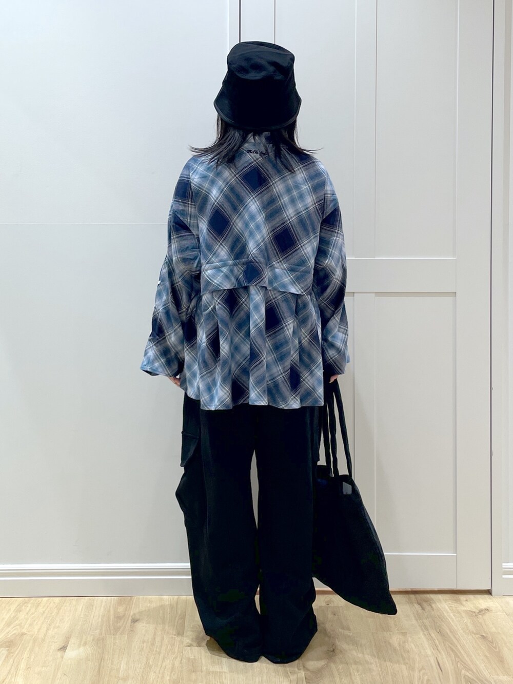 ブルー系のシャツ/ブラウス、ブラック系のスウェットパンツ、ブラック系のトートバッグを着用したレディースの秋コーディネートの4枚目の写真