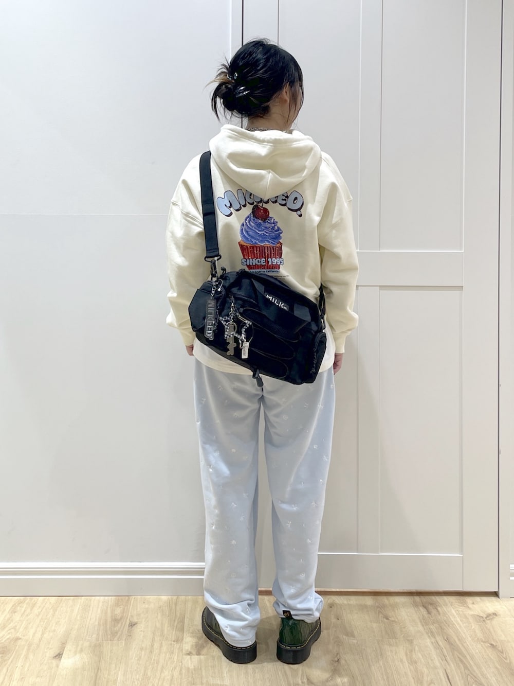 ホワイト系のパーカー、ホワイト系のTシャツ/カットソー、ブルー系のスウェットパンツを着用したレディースの冬コーディネートの4枚目の写真