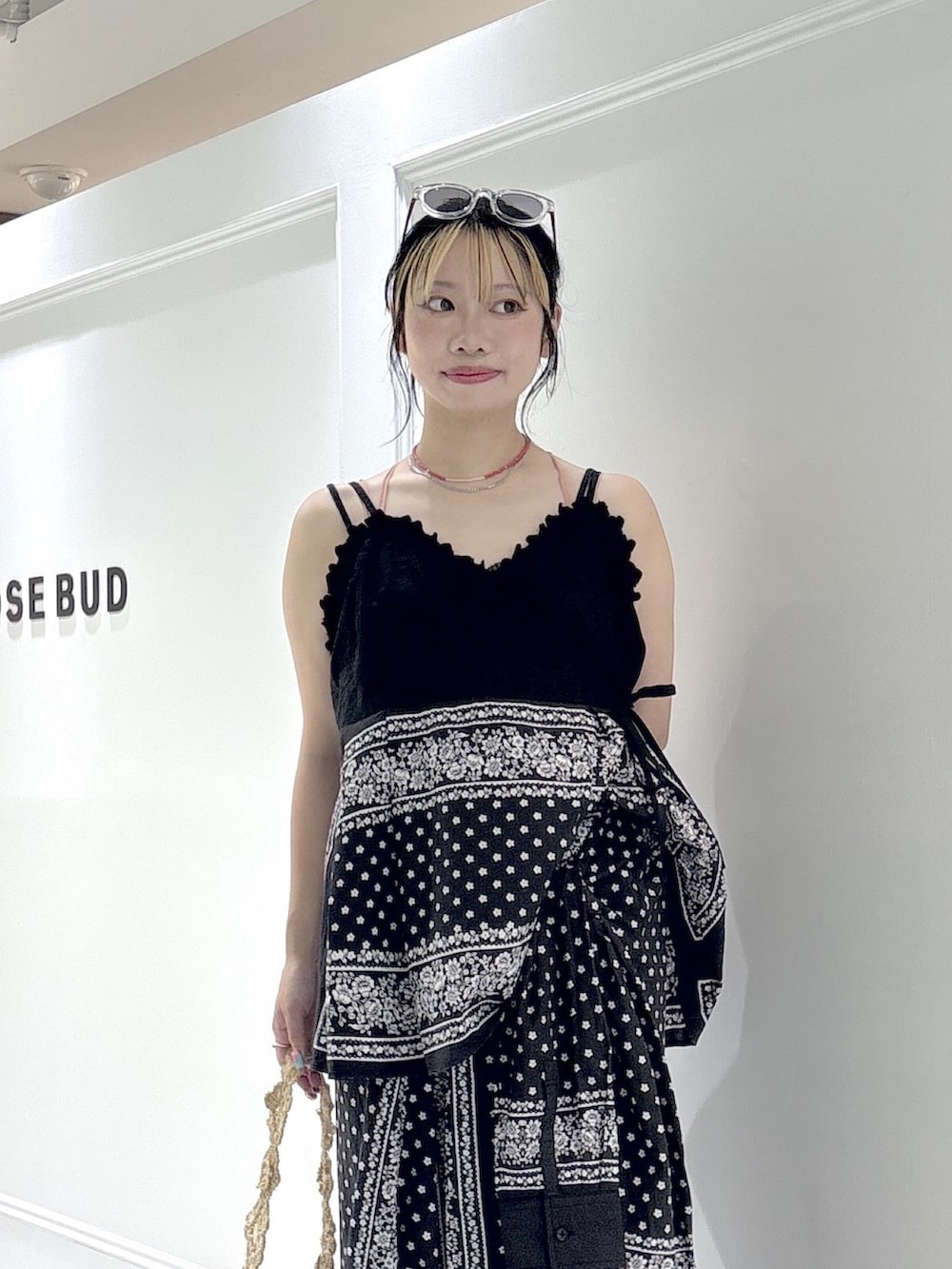 ベージュ系のショルダーバッグ、ブラック系のサンダル、ブラック系のスカートを着用したレディースの夏コーディネートの5枚目の写真