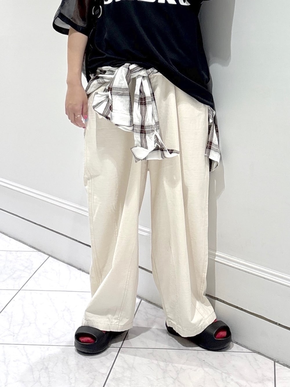 ホワイト系のシャツ/ブラウス、ブラック系のサンダル、ブラック系のTシャツ/カットソーを着用したレディースの夏コーディネートの3枚目の写真