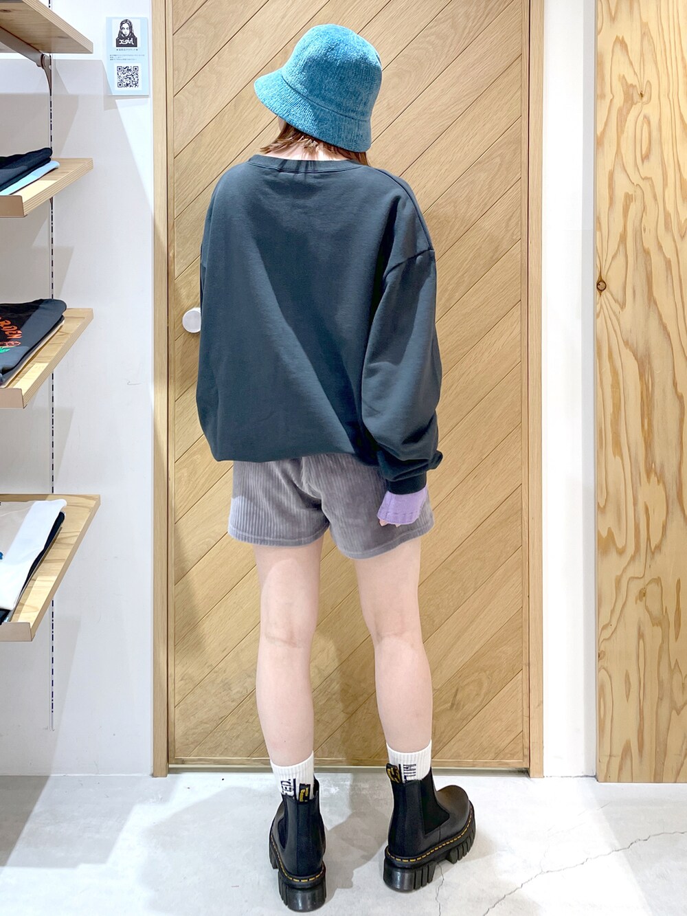 グレー系のその他パンツ、ブラック系のブーツ、グレー系のスウェットを着用したレディースの秋コーディネートの3枚目の写真