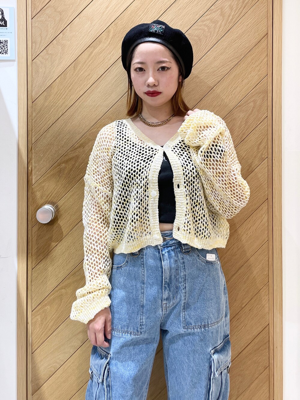 イエロー系のカーディガン/ボレロ、ブラック系のキャミソール、ブラック系のショルダーバッグを着用したレディースの秋コーディネートの2枚目の写真