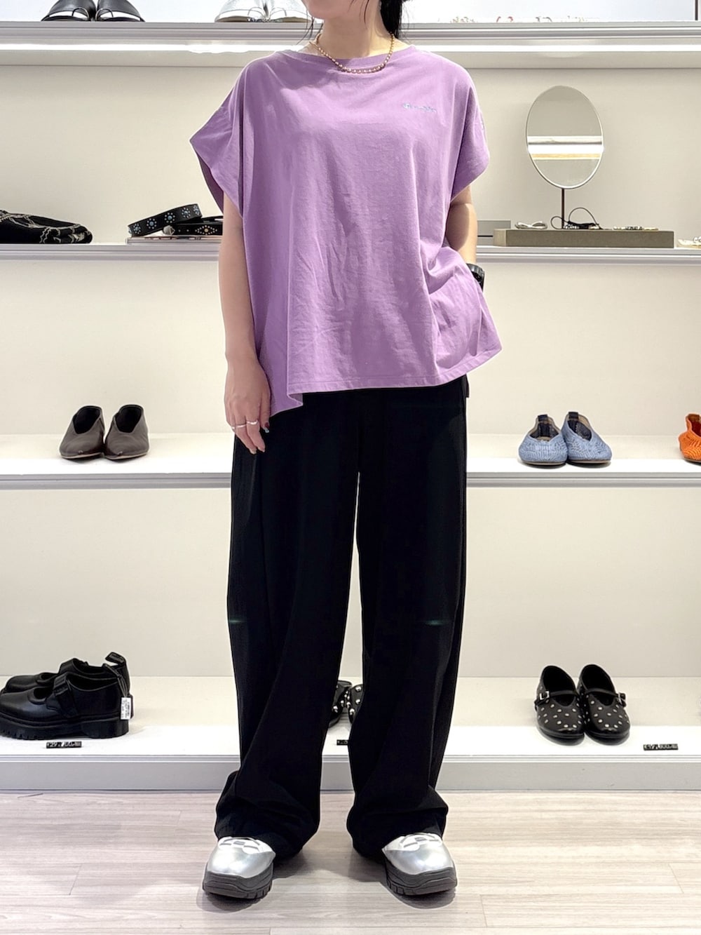 ブラック系のカーディガン/ボレロ、ブラック系のその他パンツ、パープル系のTシャツ/カットソーを着用したレディースの夏コーディネートの4枚目の写真