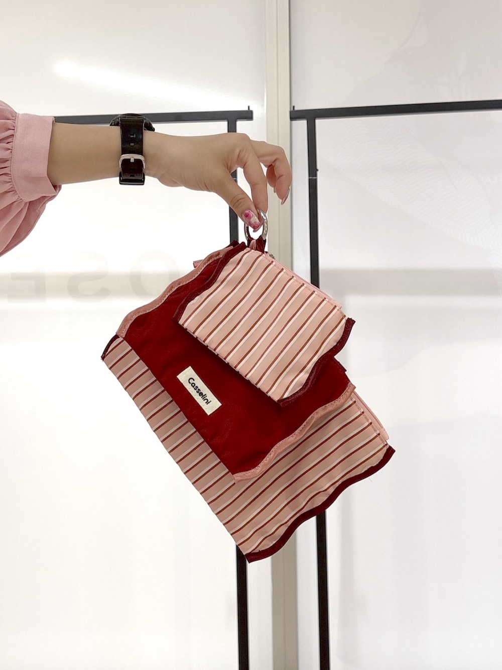 ブラック系のその他シューズ、ピンク系のシャツ/ブラウス、ブルー系のデニムパンツを着用したレディースの春コーディネートの8枚目の写真