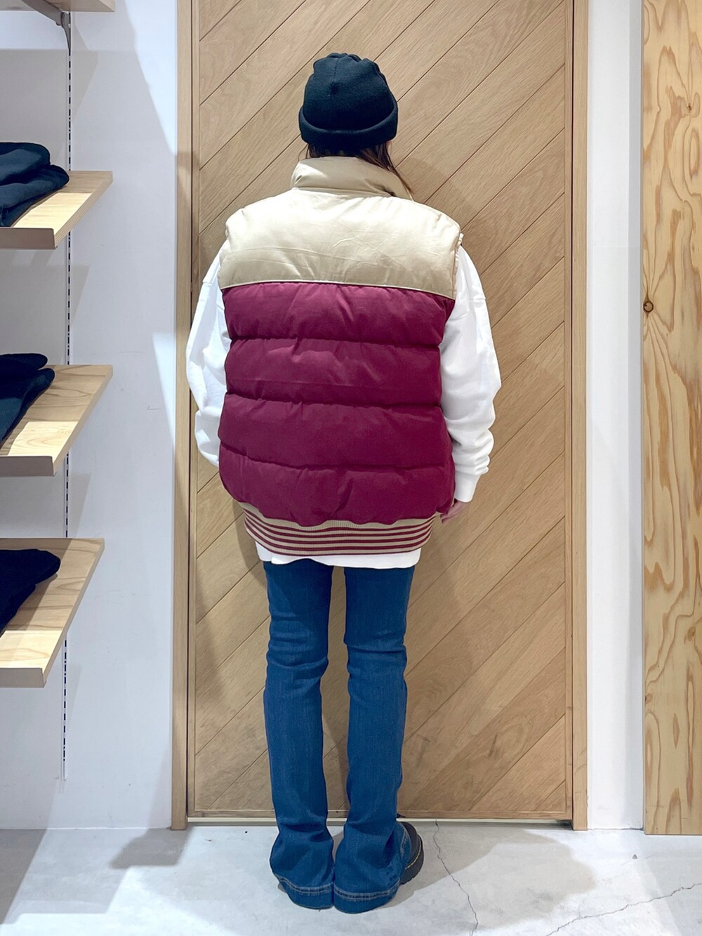 その他のシューズ、ブルー系のその他パンツ、ホワイト系のスウェットを着用したレディースの冬コーディネートの3枚目の写真