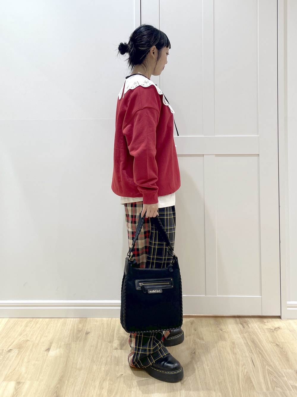 ブラック系のショルダーバッグ、ブラック系のブーツ、ブラック系のシャツ/ブラウスを着用したレディースの秋コーディネートの4枚目の写真