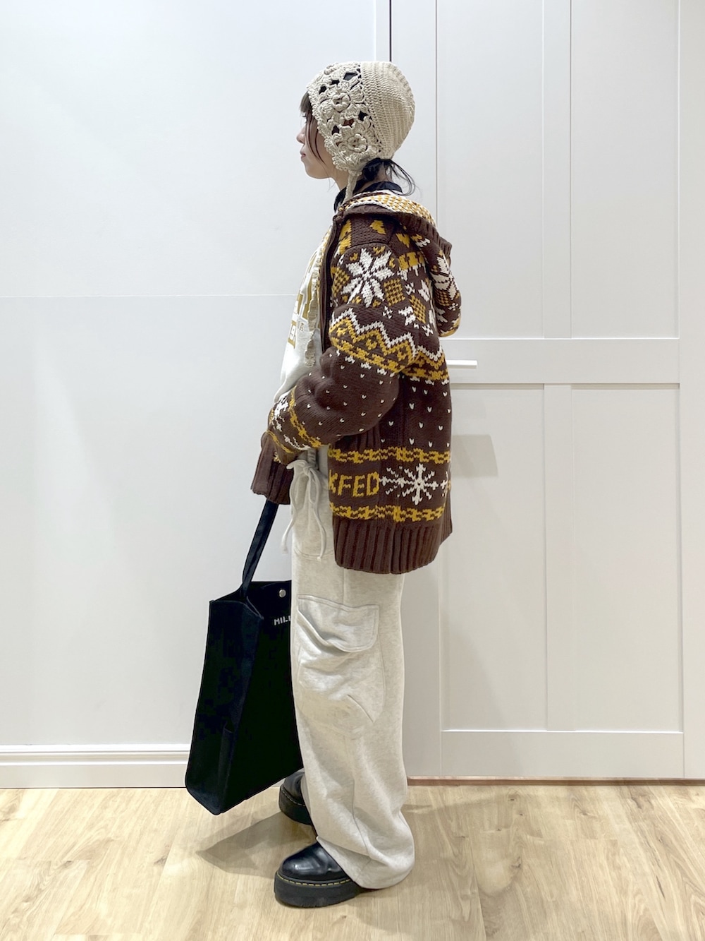 ベージュ系のスウェットパンツ、ベージュ系のスウェット、ブラウン系のその他アウターを着用したレディースの秋コーディネートの3枚目の写真