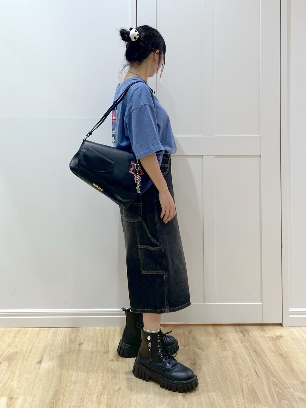 ブルー系のTシャツ/カットソー、ブラック系のデニムパンツ、ブラック系のショルダーバッグを着用したレディースの秋コーディネートの4枚目の写真