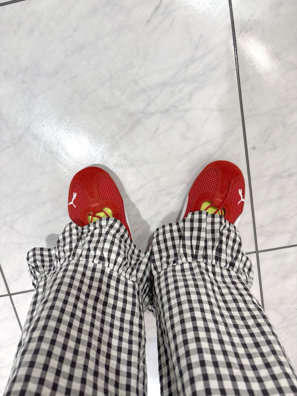 レッド系のニット/セーター、ブラック系のその他パンツ、ホワイト系のワンピースを着用したレディースの夏コーディネートの5枚目の写真