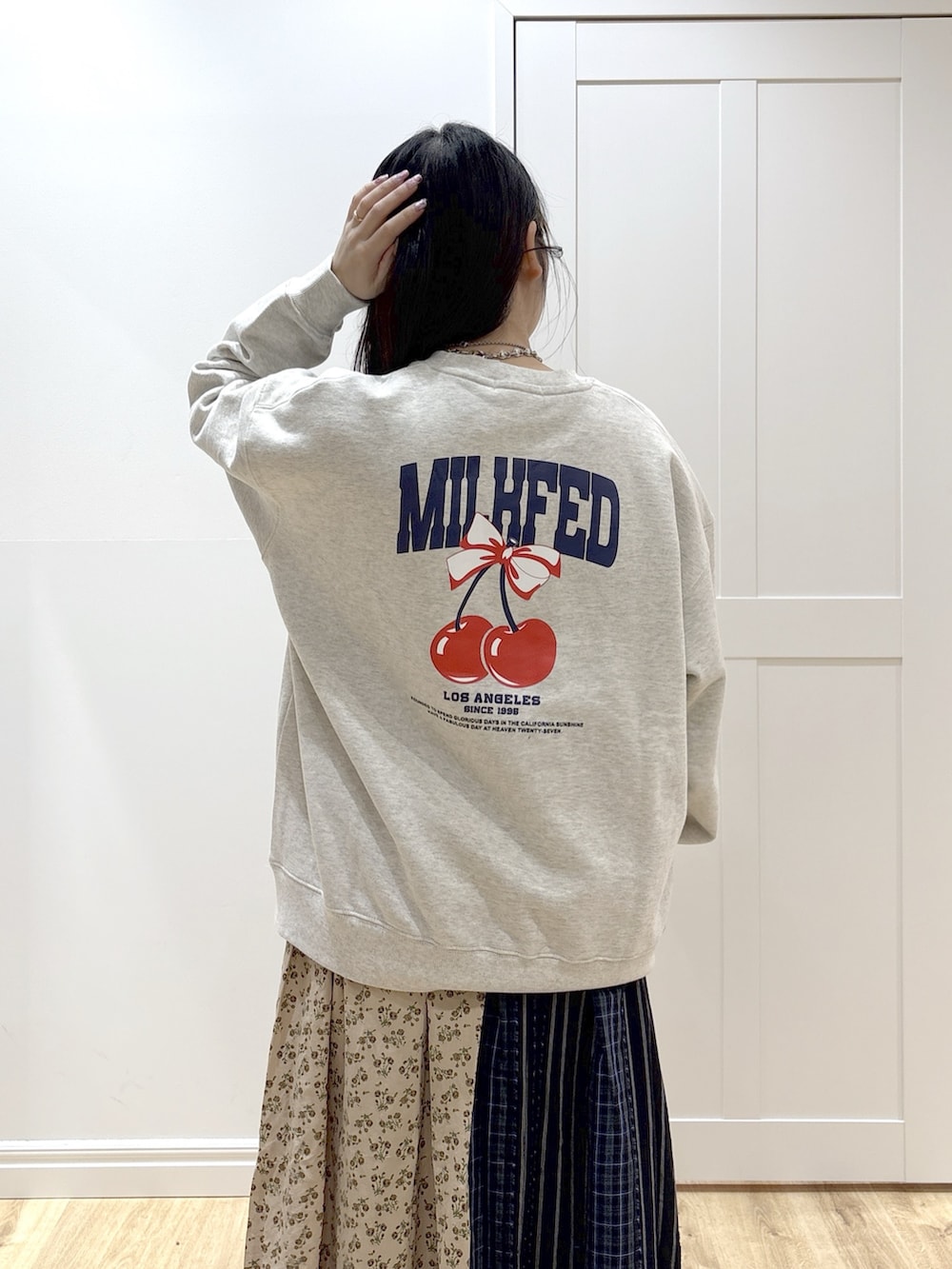 ホワイト系のトートバッグ、ベージュ系のスウェット、ベージュ系のスカートを着用したレディースの冬コーディネートの4枚目の写真