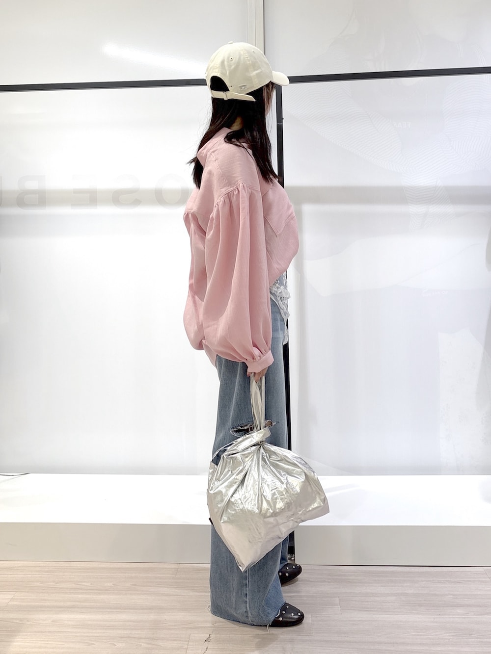 ブラック系のその他シューズ、ピンク系のシャツ/ブラウス、ブルー系のデニムパンツを着用したレディースの春コーディネートの3枚目の写真