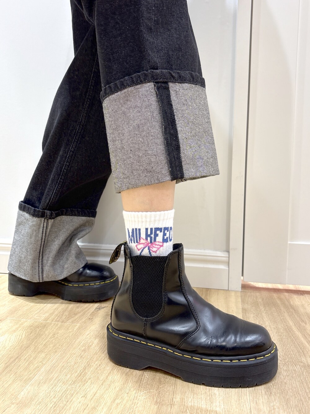 ブラック系のデニムパンツ、ホワイト系のTシャツ/カットソー、グレー系のショルダーバッグを着用したレディースの冬コーディネートの8枚目の写真