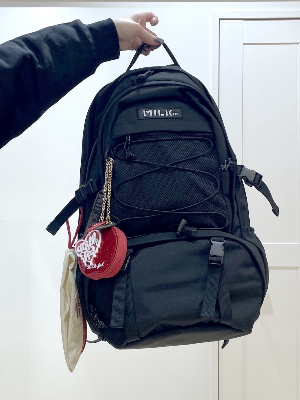 ブラウン系のベスト、イエロー系のワンピース、ブラック系のブーツを着用したレディースの冬コーディネートの10枚目の写真