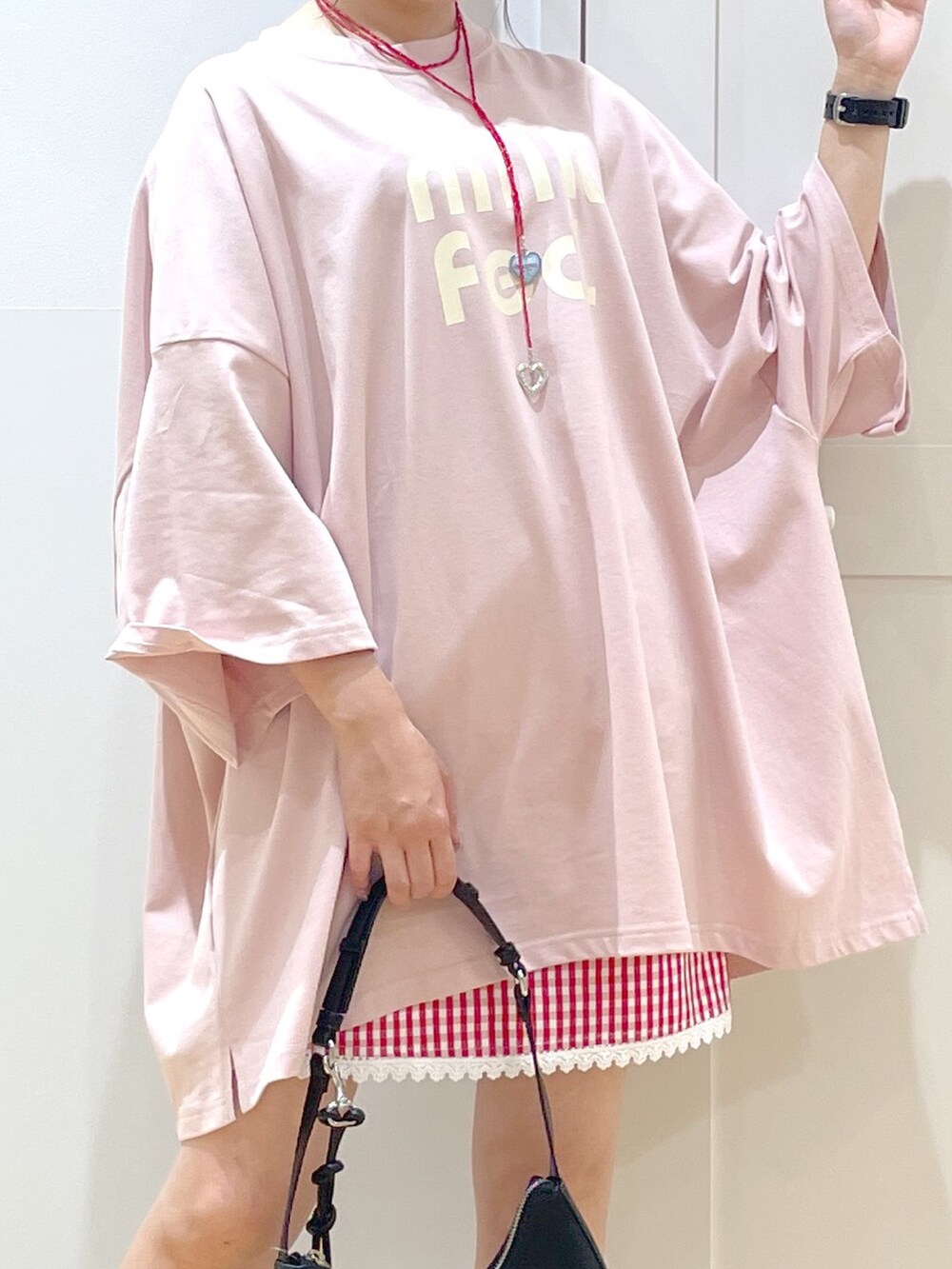 ブラウン系のTシャツ/カットソー、ブラック系のハンドバッグ、ブラック系のサンダルを着用したレディースの春コーディネートの4枚目の写真
