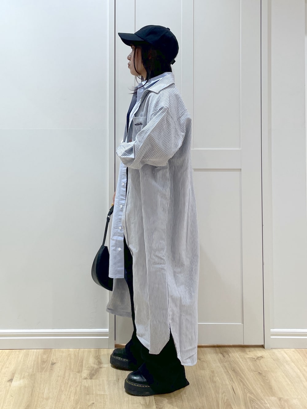 ブルー系のワンピース、ブラック系のスウェットパンツ、ブラック系のブーツを着用したレディースの夏コーディネートの2枚目の写真